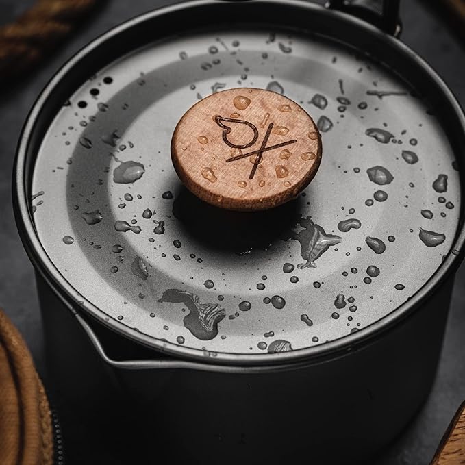 überleben Kessel Camp Kettle - Camping Cookware, Tea Kettle - 37fl oz Camping Pot for Boiling Water - Bushcraft Cooking Gear, Campfire Kettle w/Locking Lid & Steam Vents, Canvas Bag