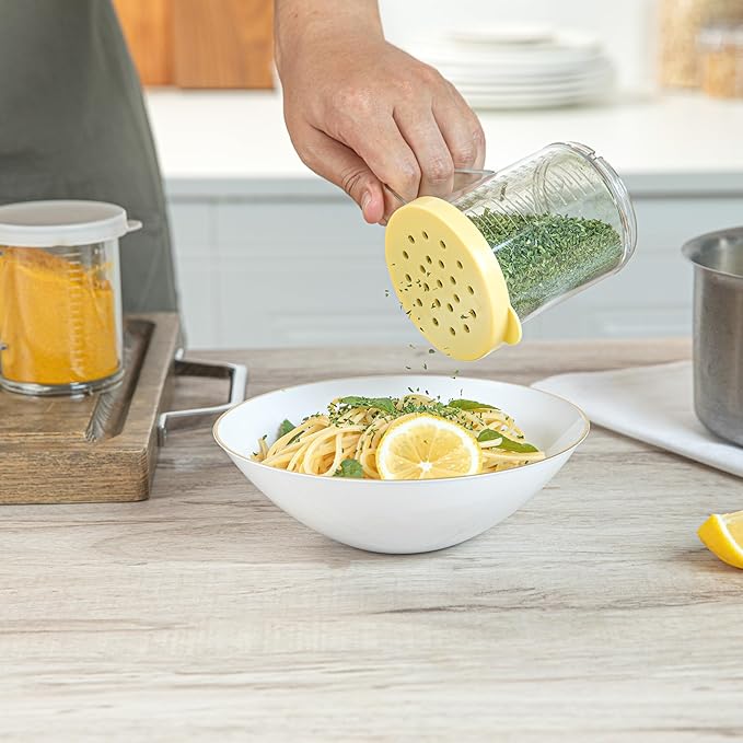 Restaurantware-RW Base 10 Ounce Clear Plastic Dredge Spice Shaker, 1 Reusable Dry Rub Shaker - Includes Yellow Perforated Lid, With Handle, Clear Polycarbonate Spice Holder, For Coarse Seasonings