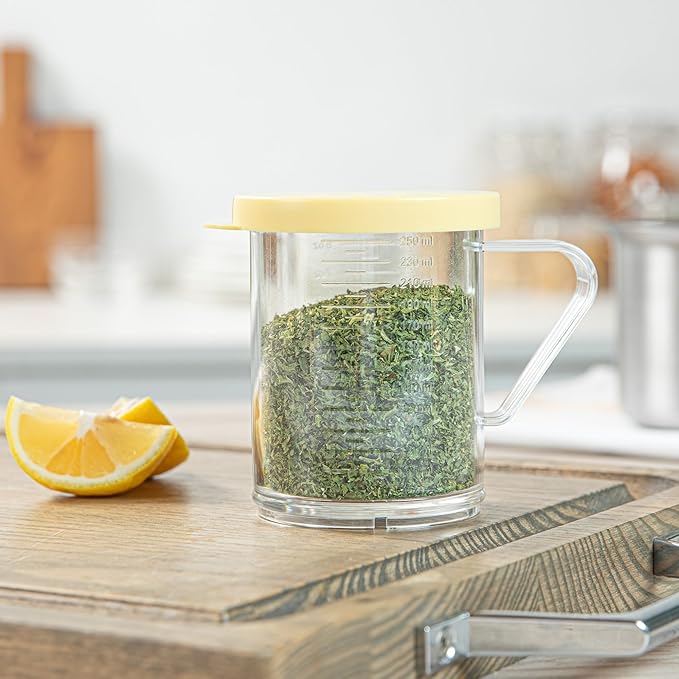 Restaurantware-RW Base 10 Ounce Clear Plastic Dredge Spice Shaker, 1 Reusable Dry Rub Shaker - Includes Yellow Perforated Lid, With Handle, Clear Polycarbonate Spice Holder, For Coarse Seasonings