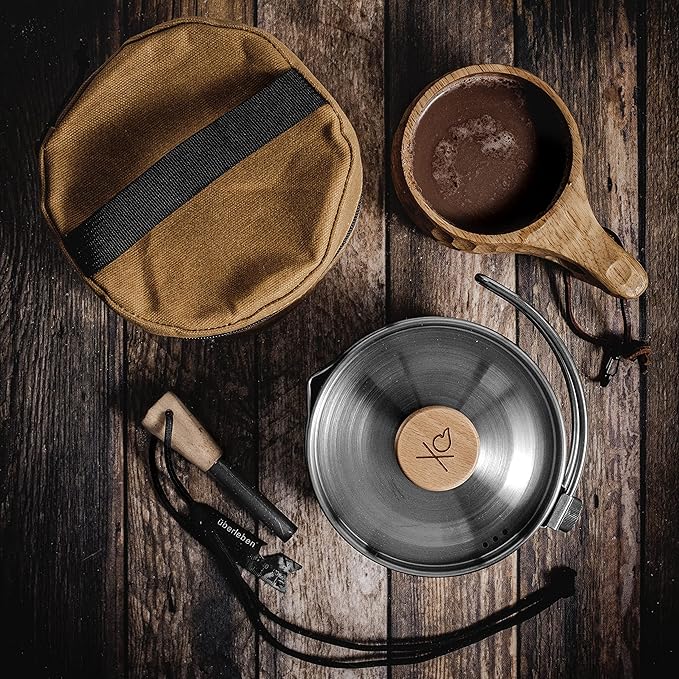 überleben Kessel Camp Kettle - Camping Cookware, Tea Kettle - 37fl oz Camping Pot for Boiling Water - Bushcraft Cooking Gear, Campfire Kettle w/Locking Lid & Steam Vents, Canvas Bag